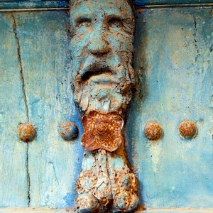 Bonhomme en bois comme élément décoratif de porte - France  - collection de photos clin d'oeil, catégorie portes